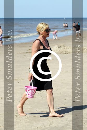 Noordwijk 26 m ei 2012
Connie Breukhoven met dochter Shanna en kleinkinderen Semmy en Soraiya op het strand bij hotel huis ter duin.
Peter Smulders bv