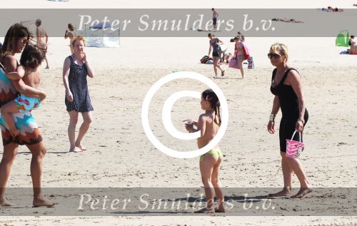 Noordwijk 26 m ei 2012
Connie Breukhoven met dochter Shanna en kleinkinderen Semmy en Soraiya op het strand bij hotel huis ter duin.
Peter Smulders bv