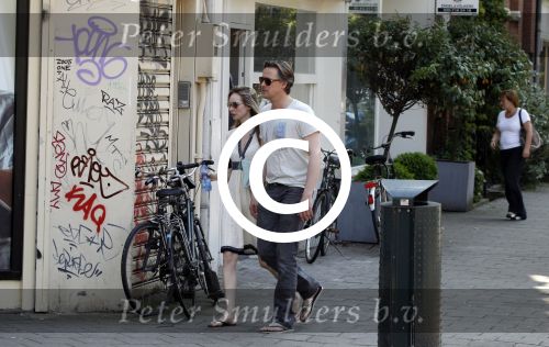 Amsterdam 23 mei 2012
Daan Schuurmans en zijn vrouw Bracha v Doesburg op straat in Amsterdam zuid.
Pter Smulders bv