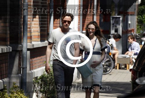 Amsterdam 23 mei 2012
Daan Schuurmans en zijn vrouw Bracha v Doesburg op straat in Amsterdam zuid.
Pter Smulders bv
