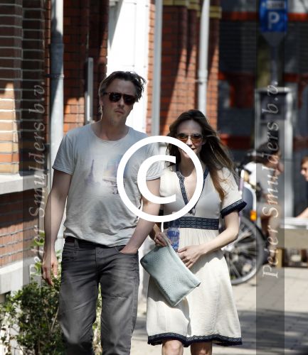Amsterdam 23 mei 2012
Daan Schuurmans en zijn vrouw Bracha v Doesburg op straat in Amsterdam zuid.
Pter Smulders bv
