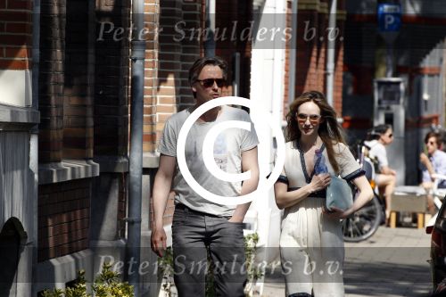 Amsterdam 23 mei 2012
Daan Schuurmans en zijn vrouw Bracha v Doesburg op straat in Amsterdam zuid.
Pter Smulders bv