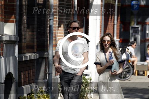 Amsterdam 23 mei 2012
Daan Schuurmans en zijn vrouw Bracha v Doesburg op straat in Amsterdam zuid.
Pter Smulders bv
