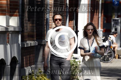 Amsterdam 23 mei 2012
Daan Schuurmans en zijn vrouw Bracha v Doesburg op straat in Amsterdam zuid.
Pter Smulders bv