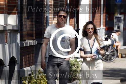 Amsterdam 23 mei 2012
Daan Schuurmans en zijn vrouw Bracha v Doesburg op straat in Amsterdam zuid.
Pter Smulders bv