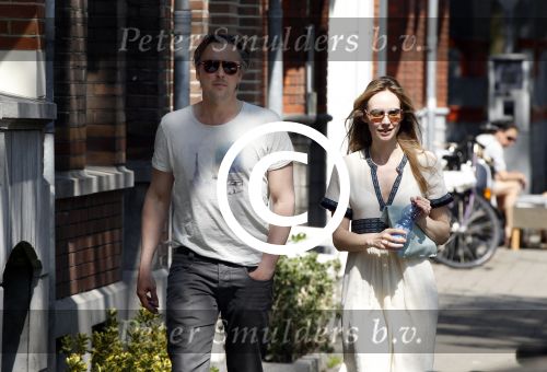 Amsterdam 23 mei 2012
Daan Schuurmans en zijn vrouw Bracha v Doesburg op straat in Amsterdam zuid.
Pter Smulders bv