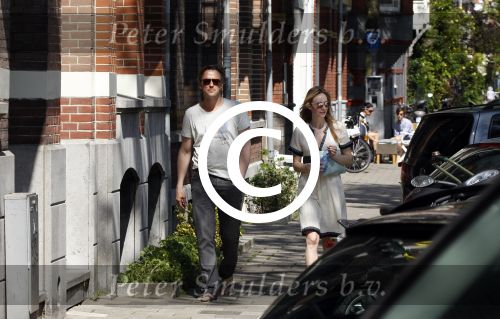 Amsterdam 23 mei 2012
Daan Schuurmans en zijn vrouw Bracha v Doesburg op straat in Amsterdam zuid.
Pter Smulders bv