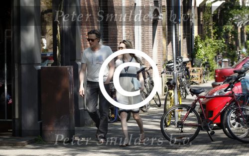 Amsterdam 23 mei 2012
Daan Schuurmans en zijn vrouw Bracha v Doesburg op straat in Amsterdam zuid.
Pter Smulders bv