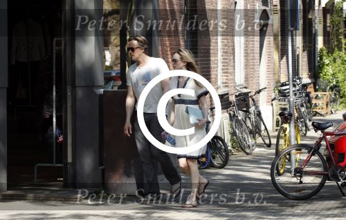 Amsterdam 23 mei 2012
Daan Schuurmans en zijn vrouw Bracha v Doesburg op straat in Amsterdam zuid.
Pter Smulders bv