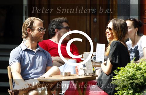 Amsterdam 23 mei 2012
Dewi Pechler met (een) vriend op terras bij v Dam.
Peter Smulders bv