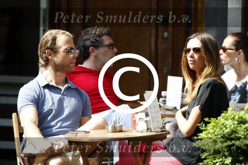 Amsterdam 23 mei 2012
Dewi Pechler met (een) vriend op terras bij v Dam.
Peter Smulders bv