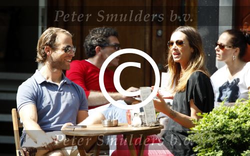 Amsterdam 23 mei 2012
Dewi Pechler met (een) vriend op terras bij v Dam.
Peter Smulders bv