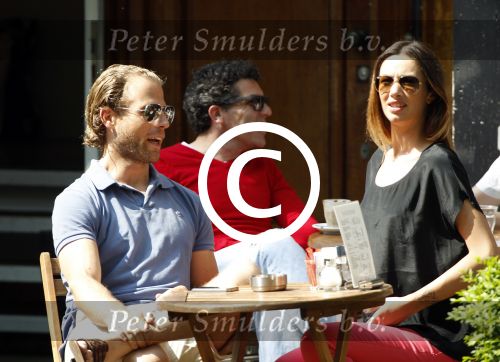 Amsterdam 23 mei 2012
Dewi Pechler met (een) vriend op terras bij v Dam.
Peter Smulders bv