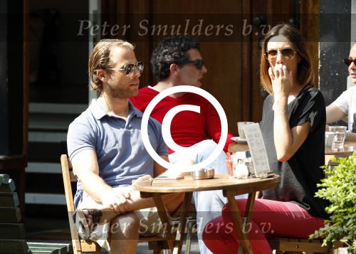 Amsterdam 23 mei 2012
Dewi Pechler met (een) vriend op terras bij v Dam.
Peter Smulders bv