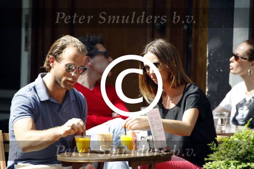 Amsterdam 23 mei 2012
Dewi Pechler met (een) vriend op terras bij v Dam.
Peter Smulders bv