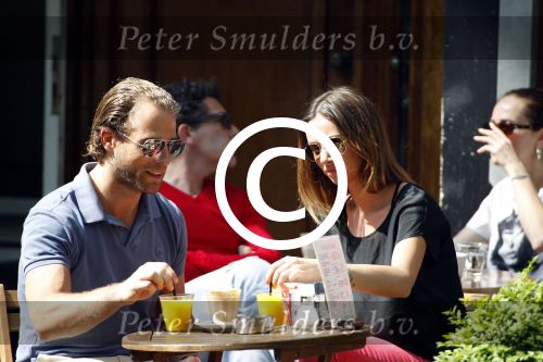 Amsterdam 23 mei 2012
Dewi Pechler met (een) vriend op terras bij v Dam.
Peter Smulders bv