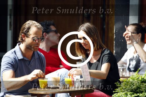 Amsterdam 23 mei 2012
Dewi Pechler met (een) vriend op terras bij v Dam.
Peter Smulders bv