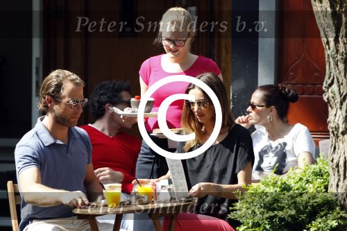 Amsterdam 23 mei 2012
Dewi Pechler met (een) vriend op terras bij v Dam.
Peter Smulders bv