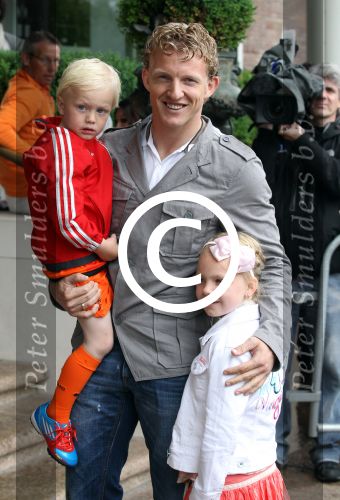 Amsterdam 4 juni 2012
Vertrek Nederlands elftal v.a. het Hilton hotel naar het EK in Oekraine en Polen.
Dirk Kuyt met zijn gezin
Peter Smulders bv