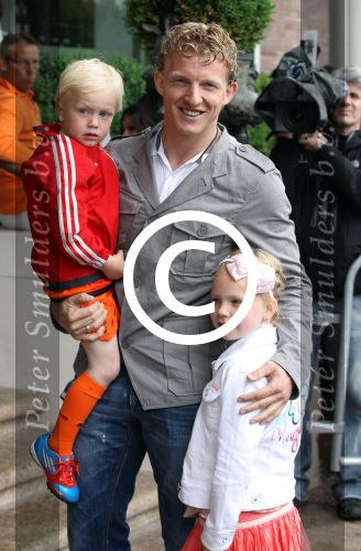 Amsterdam 4 juni 2012
Vertrek Nederlands elftal v.a. het Hilton hotel naar het EK in Oekraine en Polen.
Dirk Kuyt met zijn gezin
Peter Smulders bv