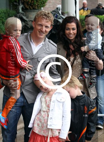 Amsterdam 4 juni 2012
Vertrek Nederlands elftal v.a. het Hilton hotel naar het EK in Oekraine en Polen.
Dirk Kuyt met zijn gezin
Peter Smulders bv