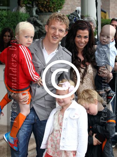 Amsterdam 4 juni 2012
Vertrek Nederlands elftal v.a. het Hilton hotel naar het EK in Oekraine en Polen.
Dirk Kuyt met zijn gezin
Peter Smulders bv