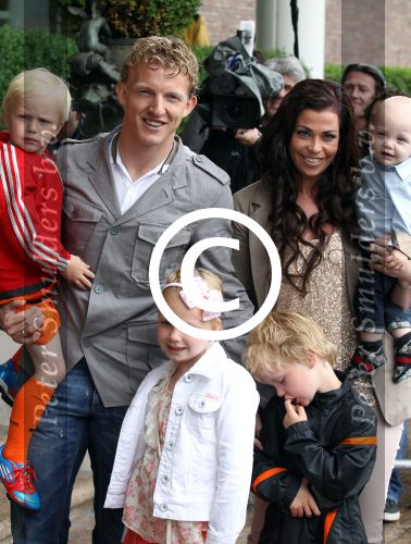 Amsterdam 4 juni 2012
Vertrek Nederlands elftal v.a. het Hilton hotel naar het EK in Oekraine en Polen.
Dirk Kuyt met zijn gezin
Peter Smulders bv