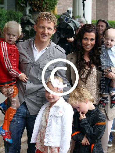 Amsterdam 4 juni 2012
Vertrek Nederlands elftal v.a. het Hilton hotel naar het EK in Oekraine en Polen.
Dirk Kuyt met zijn gezin
Peter Smulders bv