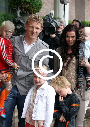 Amsterdam 4 juni 2012
Vertrek Nederlands elftal v.a. het Hilton hotel naar het EK in Oekraine en Polen.
Dirk Kuyt met zijn gezin
Peter Smulders bv