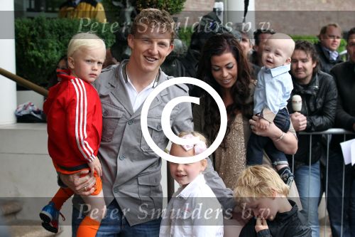 Amsterdam 4 juni 2012
Vertrek Nederlands elftal v.a. het Hilton hotel naar het EK in Oekraine en Polen.
Dirk Kuyt met zijn gezin
Peter Smulders bv