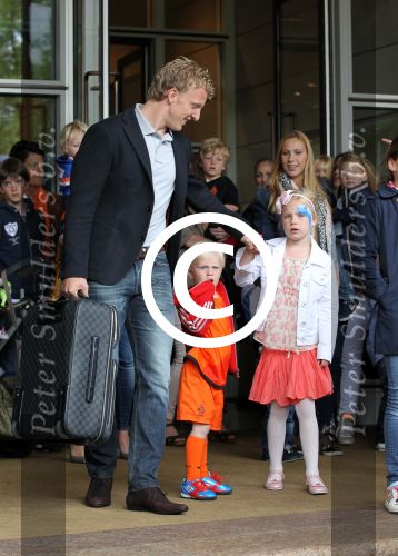 Amsterdam 4 juni 2012
Vertrek Nederlands elftal v.a. het Hilton hotel naar het EK in Oekraine en Polen.
Dirk Kuyt met zijn gezin
Peter Smulders bv