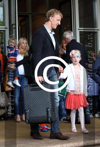 Amsterdam 4 juni 2012
Vertrek Nederlands elftal v.a. het Hilton hotel naar het EK in Oekraine en Polen.
Dirk Kuyt met zijn gezin
Peter Smulders bv