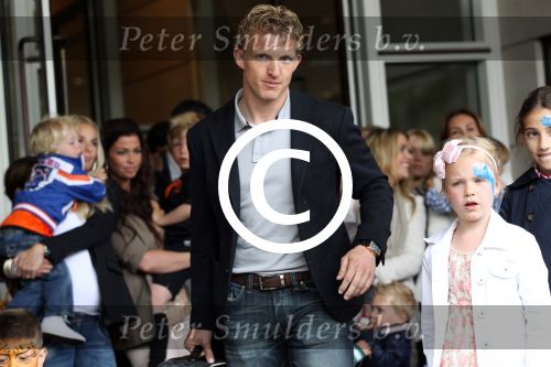Amsterdam 4 juni 2012
Vertrek Nederlands elftal v.a. het Hilton hotel naar het EK in Oekraine en Polen.
Dirk Kuyt met zijn gezin
Peter Smulders bv
