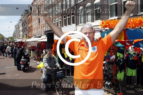 Amsterdam 14 mei 2012
Dries Roelvink zingt zijn liedje over het nederlands elftal op de albert Cuyp markt.
Peter Smulders bv
