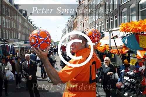 Amsterdam 14 mei 2012
Dries Roelvink zingt zijn liedje over het nederlands elftal op de albert Cuyp markt.
Peter Smulders bv