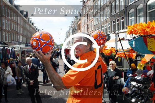 Amsterdam 14 mei 2012
Dries Roelvink zingt zijn liedje over het nederlands elftal op de albert Cuyp markt.
Peter Smulders bv