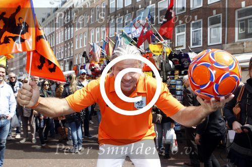 Amsterdam 14 mei 2012
Dries Roelvink zingt zijn liedje over het nederlands elftal op de albert Cuyp markt.
Peter Smulders bv