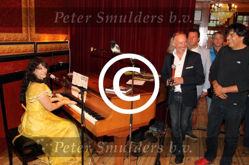 Amsterdam 31 mei 2012
Presentatie boek Andre Amaro. Ellen ten Damme ontvangt het eerste boek. Fotograaf Danny Ellinger fotografeert haar.
Peter Smulders bv