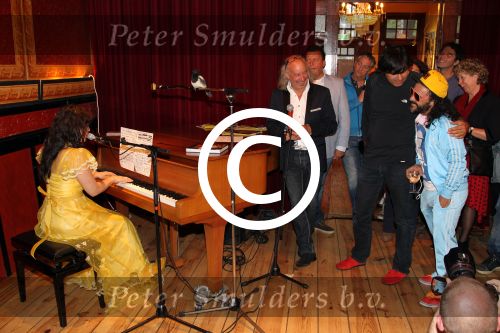Amsterdam 31 mei 2012
Presentatie boek Andre Amaro. Ellen ten Damme ontvangt het eerste boek. Fotograaf Danny Ellinger fotografeert haar.
Peter Smulders bv