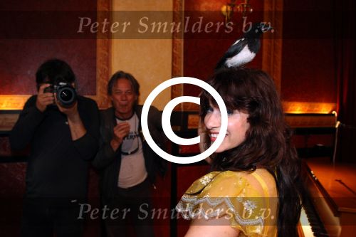 Amsterdam 31 mei 2012
Presentatie boek Andre Amaro. Ellen ten Damme ontvangt het eerste boek. Fotograaf Danny Ellinger fotografeert haar.
Peter Smulders bv