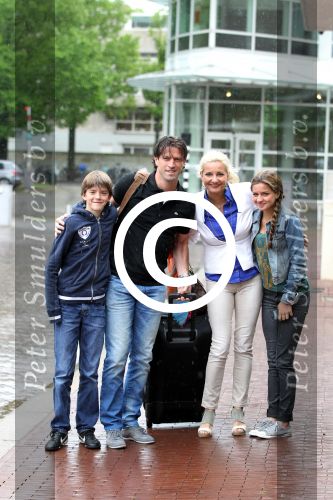Amsterdam 4 juni 2012
Vertrek Nederlands elftal v.a. het Hilton hotel naar het EK in Oekraine en Polen.
Ernest Faber met zijn vrouw Christelle Faber en hun kinderen
Peter Smulders bv