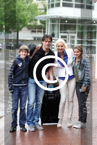 Amsterdam 4 juni 2012
Vertrek Nederlands elftal v.a. het Hilton hotel naar het EK in Oekraine en Polen.
Ernest Faber met zijn vrouw Christelle Faber en hun kinderen
Peter Smulders bv