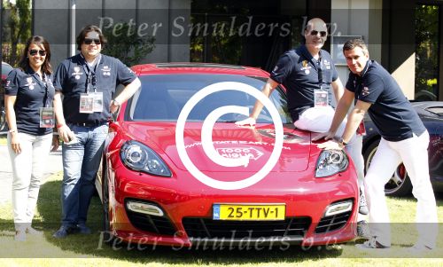 Brescia 16 en 17 mei 2012
State of Art is sponsor van de mille miglia en rijdt met div rijders in hun porsches spyder. Oa Jan Peter Balkenende Koen Wauters en jan Kees de Jager rijden mee. Tom Huyskens en zijn vrouw Eugenie Vossen
Peter Smulders bv
Peter Smulders bv