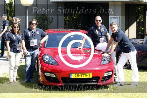 Brescia 16 en 17 mei 2012
State of Art is sponsor van de mille miglia en rijdt met div rijders in hun porsches spyder. Oa Jan Peter Balkenende Koen Wauters en jan Kees de Jager rijden mee. Tom Huyskens en zijn vrouw Eugenie Vossen
Peter Smulders bv
Peter Smulders bv