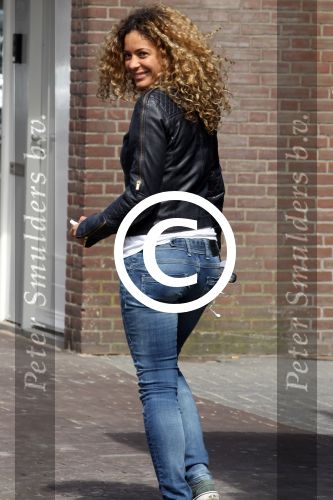 Hoofddorp 14 mei 2012
Fajah Lourens op weg om haar tatoo weg te laten laseren.
Peter Smulders bv