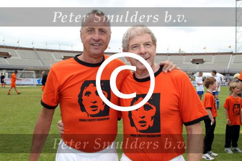 Amsterdam 1 juni 2012
Voetbaltournooi Johan Cruijff foundation in het olympisch stadion .
oa Johan Cruijff John Ewbank Thomas Acda Aron Winter Brian Roy Tonnie Bruins Slot Ronald de Boer William Spaay Najib Amhali Edwin v d Sar Raoul Heertje en Rohan Marley ( zoon Bob Marley) deden mee. Frits Barend
Peter Smulders bv
