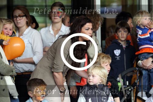 Amsterdam 4 juni 2012
Vertrek Nederlands elftal v.a. het Hilton hotel naar het EK in Oekraine en Polen.
Gertrude Kuyt, echtgenote van Dirk Kuyt met haar kinderen,
Peter Smulders bv