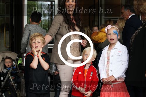 Amsterdam 4 juni 2012
Vertrek Nederlands elftal v.a. het Hilton hotel naar het EK in Oekraine en Polen.
Gertrude Kuyt, echtgenote van Dirk Kuyt met haar kinderen,
Peter Smulders bv