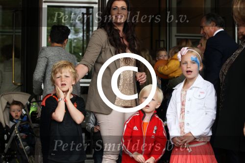 Amsterdam 4 juni 2012
Vertrek Nederlands elftal v.a. het Hilton hotel naar het EK in Oekraine en Polen.
Gertrude Kuyt, echtgenote van Dirk Kuyt met haar kinderen,
Peter Smulders bv