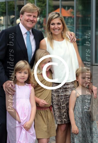 Amsterdam 6 juni 2012
Prinses Maxima Amalia Ariane en Alexia met hun vader Prins Willem Alexander
bij muziek concert in de heineken music hall.
Peter Smulders bv